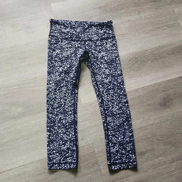 Lululemon black and white crop leggings size 4 - Picture 1 of 1